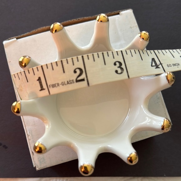 White and Gold Crown Ring Holder - Picture 4 of 4